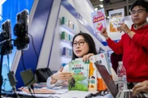 Trung Quốc hiện có tới hơn 15 triệu người livestream bán hàng chuyên nghiệp (Ảnh: Xinhua).