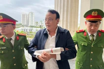 Bị cáo Đỗ Anh Dũng được cảnh sát dẫn giải đến tòa sáng 19/3. Ảnh: Hoàng Lam.