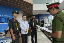 Cơ quan CSĐT Công an TP Đà Nẵng tống đạt quyết định khởi tố vụ án, khởi tố bị can và thực hiện lệnh bắt tạm giam đối với Nguyễn Quang Hoàng, Tổng giám đốc Công ty TNHH MTV Tư vấn đầu tư GFDI. Ảnh: CATP