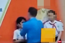 Cán bộ trường THCS Nguyễn Thiện Thuật có hành động lạ với hai nữ sinh (ảnh chụp lại từ clip)