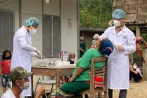 Cán bộ y tế ở huyện Kỳ Sơn, Nghệ An lấy mẫu đối với những người liên quan đến ca bệnh. Ảnh: Vnexpress