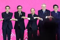 Một tháng sau ngày đạt được sự nhất trí với 14 quốc gia khác về nội dung Hiệp định đối tác kinh tế toàn diện khu vực (RCEP), Nhật Bản đột nhiên tuyên bố sẽ không ký.