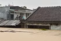 Mắc kẹt trên mái nhà giữa lũ dữ, 2 mẹ con chia nhau nửa gói mì tôm mỗi bữa để cầm cự