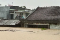 Mắc kẹt trên mái nhà giữa lũ dữ, 2 mẹ con chia nhau nửa gói mì tôm mỗi bữa để cầm cự