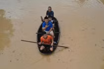 Người dân di chuyển bằng thuyền tại Nghệ An. Ảnh: Vietnamnet.