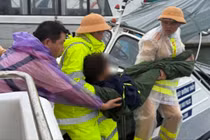 Bé trai 10 tuổi sống sót kỳ diệu trong vụ lật tàu trên vịnh Hạ Long