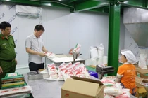 Công an đột kích xưởng sản xuất 71.000 lít dầu ăn, 40 tấn mì chính giả