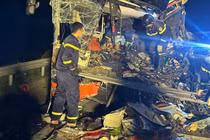 Ô tô khách tông đuôi xe đầu kéo dừng làn khẩn cấp trên cao tốc, 2 người chết