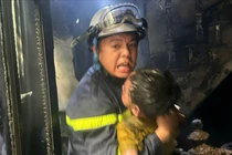 Cháy nhà trong ngõ sâu ở Hà Nội, 3 cháu nhỏ được giải cứu kịp thời