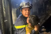 Cháy nhà trong ngõ sâu ở Hà Nội, 3 cháu nhỏ được giải cứu kịp thời