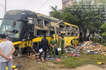 Lật xe khách giường nằm, 9 người tử vong, 15 người bị thương