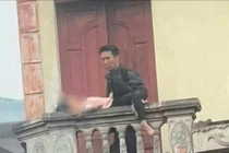 Bé gái 9 tuổi bị kề dao khống chế suốt 4 giờ: Giây phút giải cứu nghẹt thở