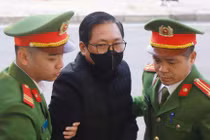 Đại gia Nguyễn Cao Trí được dìu vào phiên tòa vụ án Sài Gòn Đại Ninh