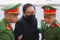 Đại gia Nguyễn Cao Trí được dìu vào phiên tòa vụ án Sài Gòn Đại Ninh