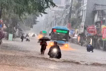 Hà Nội khuyến khích người dân làm việc trực tuyến, cho học sinh nghỉ học để ứng phó bão số 11 