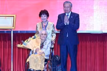 Tổng bí thư Tô Lâm trao tặng bà Nguyễn Thị Bình danh hiệu Anh hùng Lao động