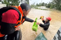 90 người chết do mưa lũ, hơn 185.000 ngôi nhà bị ngập sâu