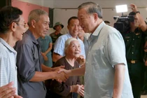 Tổng bí thư Tô Lâm thăm hỏi, động viên người dân vùng lũ Thái Nguyên