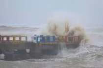 Bão Bualoi giật cấp 15, đổ bộ rạng sáng 29/9, sóng biển cực mạnh