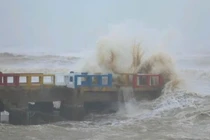 Bão Bualoi giật cấp 15, đổ bộ rạng sáng 29/9, sóng biển cực mạnh