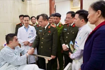 Giám đốc Công an Hà Nội Nguyễn Thanh Tùng thăm thiếu tá trấn áp tội phạm bị thương