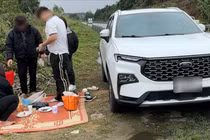 Dừng xe trải chiếu cho gia đình ăn cơm trên cao tốc Nội Bài - Lào Cai, tài xế bị phạt nặng 