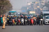 Đường Hà Nội khác lạ trong ngày đầu Nghị định 168 có hiệu lực