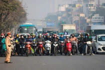 Đường Hà Nội khác lạ trong ngày đầu Nghị định 168 có hiệu lực