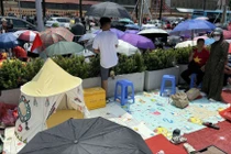 Hàng vạn người đội nắng, trải chiếu giữ chỗ chờ xem hợp luyện diễu binh