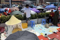 Hàng vạn người đội nắng, trải chiếu giữ chỗ chờ xem hợp luyện diễu binh