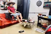 Mưa như trút nước sau bão số 10 - Bualoi, Hà Nội ngập nặng, ô tô, xe máy chìm trong biển nước