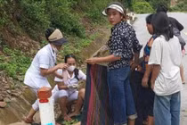 Nữ y sĩ đỡ đẻ cho sản phụ vùng lũ sinh con trên đường: “Cháu bé cất tiếng khóc, chúng tôi thở phào”