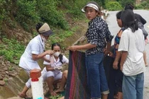 Nữ y sĩ đỡ đẻ cho sản phụ vùng lũ sinh con trên đường: “Cháu bé cất tiếng khóc, chúng tôi thở phào”