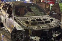 Ô tô BMW cháy rụi ở trung tâm Hà Nội