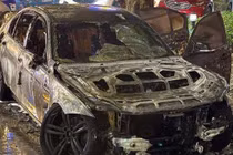 Ô tô BMW cháy rụi ở trung tâm Hà Nội