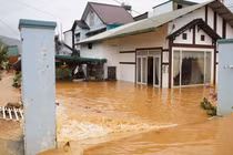 Thủ tướng họp khẩn từ Algeria, giải ngân 700 tỷ đồng trong đêm cứu trợ 4 tỉnh vùng lũ