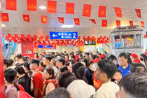 Nhà ga, tàu điện trên cao đông nghịt khách sau buổi tổng duyệt diễu binh 2/9 ở Hà Nội