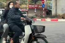 Phó công an phường ở Hà Nội bị xử phạt vì lái xe máy không đội mũ bảo hiểm