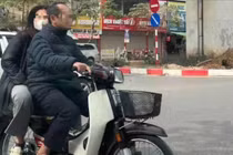 Phó công an phường ở Hà Nội bị xử phạt vì lái xe máy không đội mũ bảo hiểm