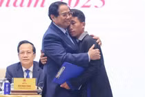 Gặp Thủ tướng, trưởng bản cứu 90 dân trong lũ dữ chia sẻ tâm tư, mong muốn