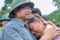 Thủ tướng xúc động khi gặp cặp vợ chồng mất 3 con trong lũ quét