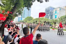 Người dân vẫy cờ, hò reo chào đón các khối tổng duyệt diễu binh, diễu hành: Hòa bình đẹp lắm