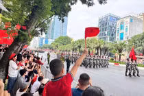 Người dân vẫy cờ, hò reo chào đón các khối tổng duyệt diễu binh, diễu hành: Hòa bình đẹp lắm