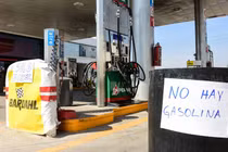 Một trạm xăng ở ngoại ô thủ đô Caracas đóng cửa vì thiếu nguồn cung (Ảnh: CNN)