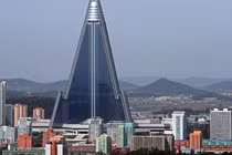 Khách sạn Ryugyong nằm giữa trung tâm thủ đô Bình Nhưỡng, Triều Tiên (Ảnh: CNN)