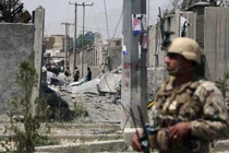 Lính gác canh giữ hiện trường vụ tấn công của Taliban nhắm vào trụ sở cảnh sát quận 6 ở thủ đô Kabul, Afghanistan hồi tháng 8/2019 (Ảnh: CNN)