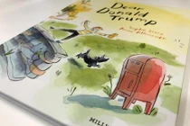 Cuốn sách “Dear Donald Trump” xuất hiện trong một cuộc phỏng vấn tại văn phòng làm việc của Thủ tướng New Zealand Jacinda Ardern (Ảnh: Reuters)