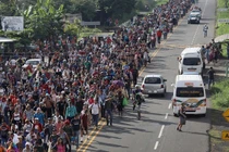 Đoàn người di cư đến Mỹ bị chặn lại ở biên giới phía Nam (ảnh Getty Images)