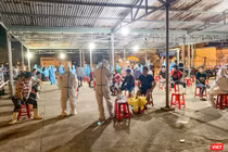 Lực lượng y tế lấy mẫu xét nghiệm COVID-19 đối với người dân tại Đà Nẵng