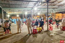 Lực lượng y tế lấy mẫu xét nghiệm COVID-19 đối với người dân tại Đà Nẵng